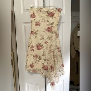 Sleeveless lacey mid-length dress